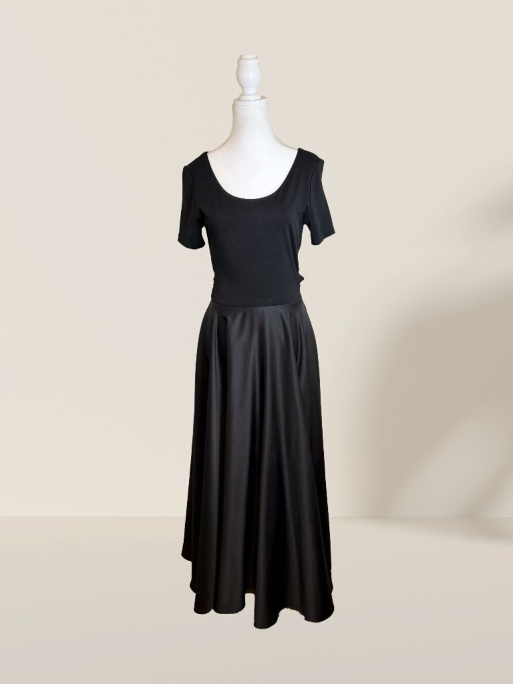 CDC Black Short Sleeve Tie-Back Bow Formal Gown Size 4 | Evening